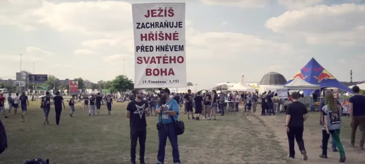 Kazatel Božího Evangelia uprostřed Metalistů (video)